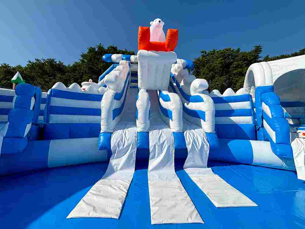 Надувной наземный аквапарк «Морское царство 3» с фигурой пингвина, 21*20*6 м