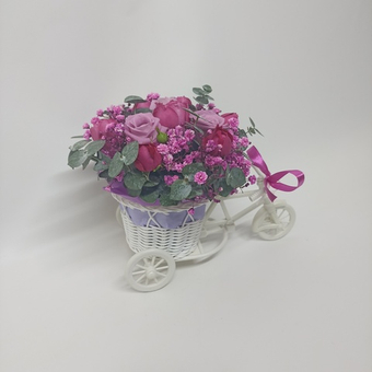 Роза Миритим в кашпо велосипед