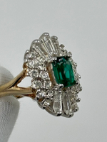 Кольцо с зелёным кристаллом