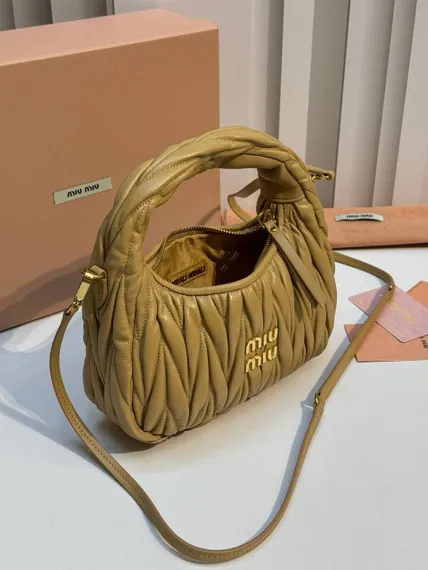 Сумка-хобо Miu Miu Wander matelassé nappa, светло-коричневый