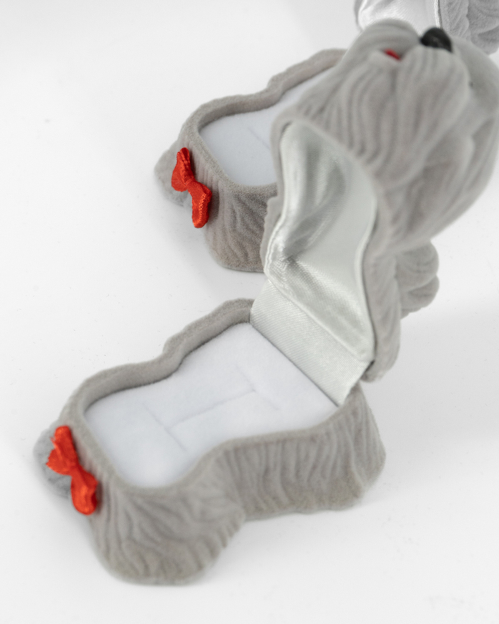 Флокированный футляр в виде собачки болонки‑мальчика для украшений