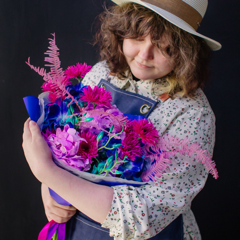 29. Неоновый авторский букет с гермини и орхидеей