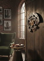 Настенные часы в индустриальном кабинете с кожаным креслом — акцентный элемент интерьера, шестерёнки и зеркальный фон.