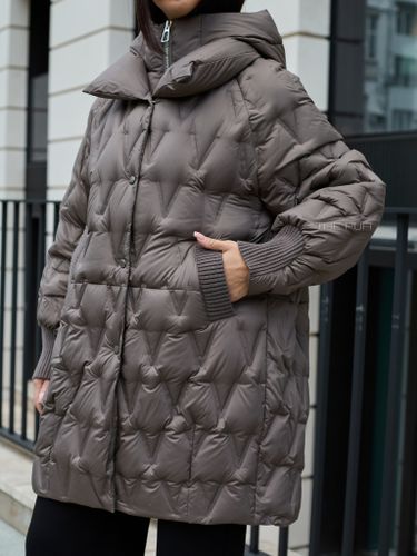 Удлиненный пуховик цвета хаки с манишкой-капюшоном