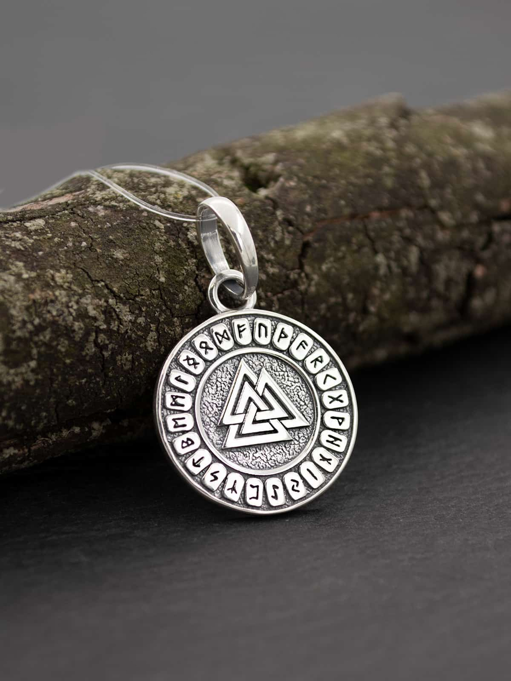 Кулон из серебра Валькнут