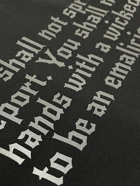 Светоотражающая печать: когда технология из сферы безопасности стала частью моды и мерча