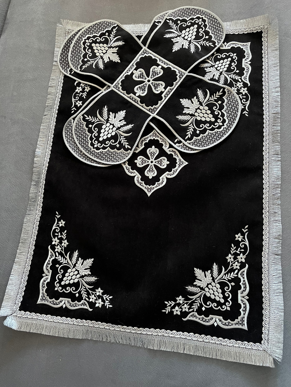Бархатные покровцы с вышивкой чёрные