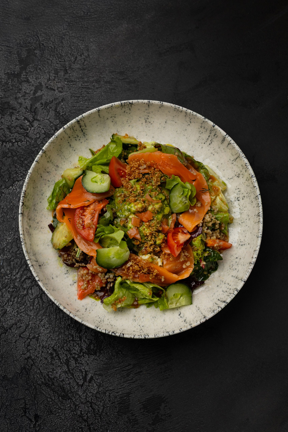 Салат со слабосоленой семгой и киноа