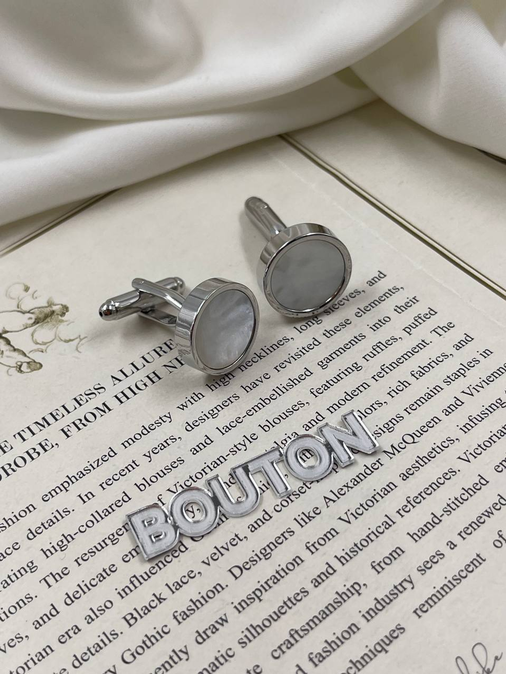 Запонки серебристые круглые с белым перламутром