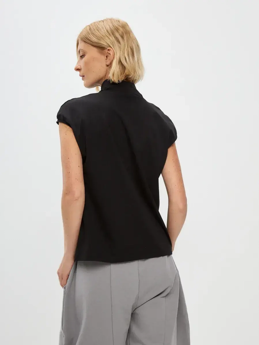 Футболка дизайнерская с цельнокроеным воротником