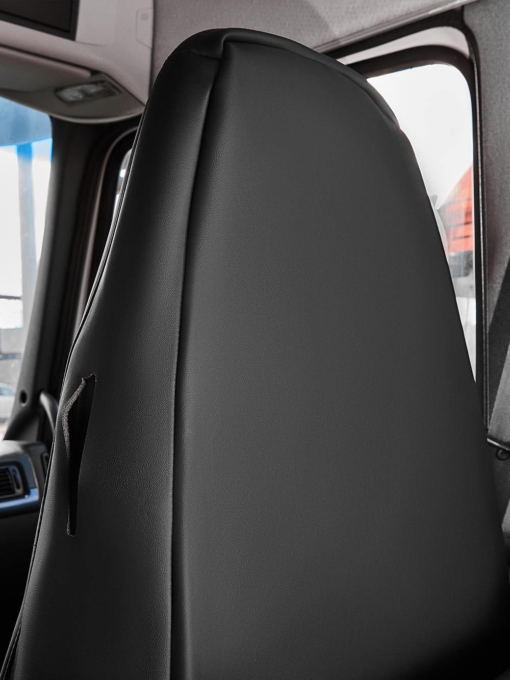 Чехлы Люкс VOLVO FH-13 после 2018 года: водитель от сиденья, пассажир от стойки кабины (один вырез под ремень) (экокожа, черный, черная вставка)