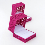 Бархатистый футляр с декоративным узором