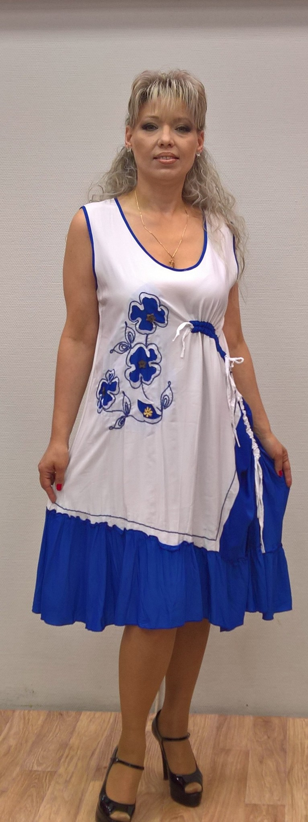 Оригинальное комбинированное белое платье с синим принтом.