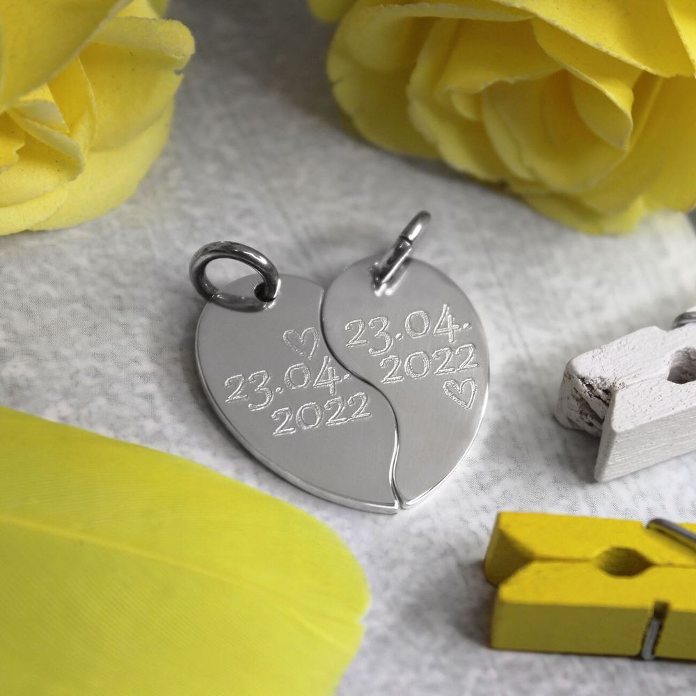 Серебряные парные кулоны Половинки сердца с гравировкой даты на заказ