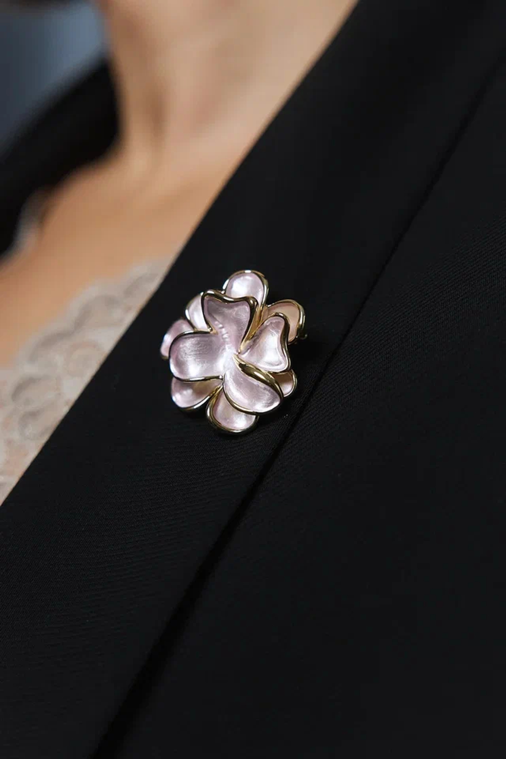 Брошь маленький цветок из нежно-розового перламутра с золотой окантовкой