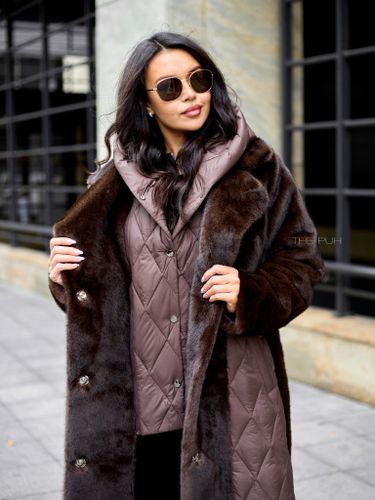 Шоколадный комбинированный пуховик с капюшоном и поясом