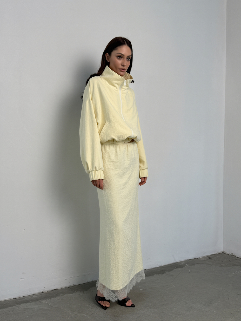 Юбка - макси с кружевом лимонная