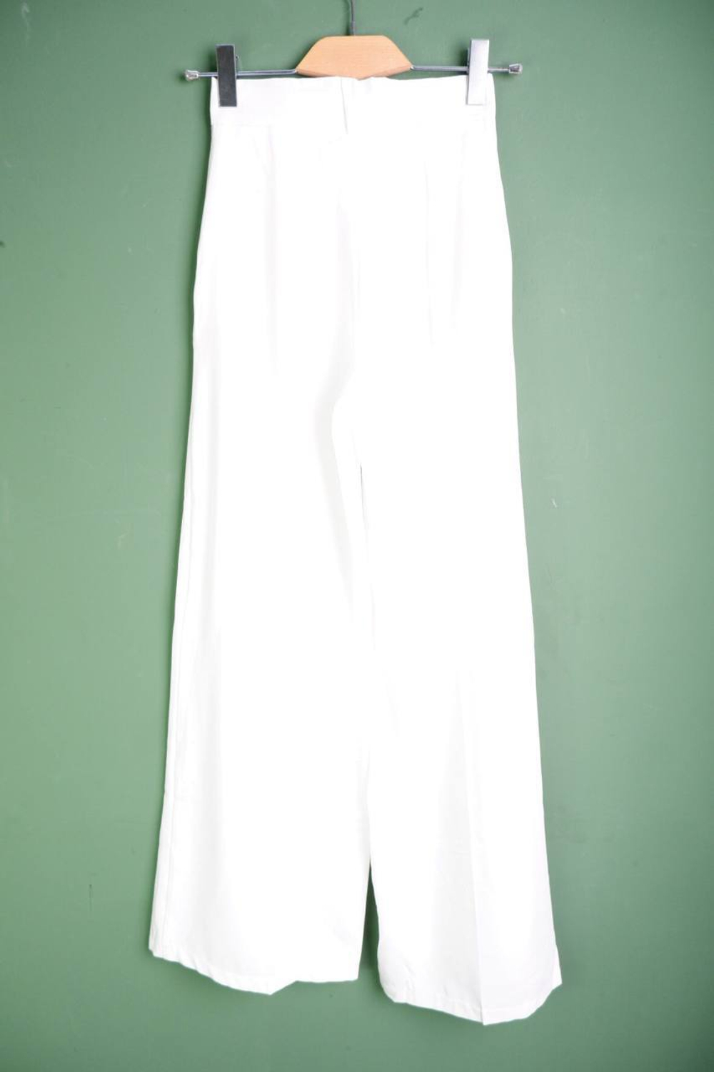 Брюки белого цвета, визуально на 40 размер, новые