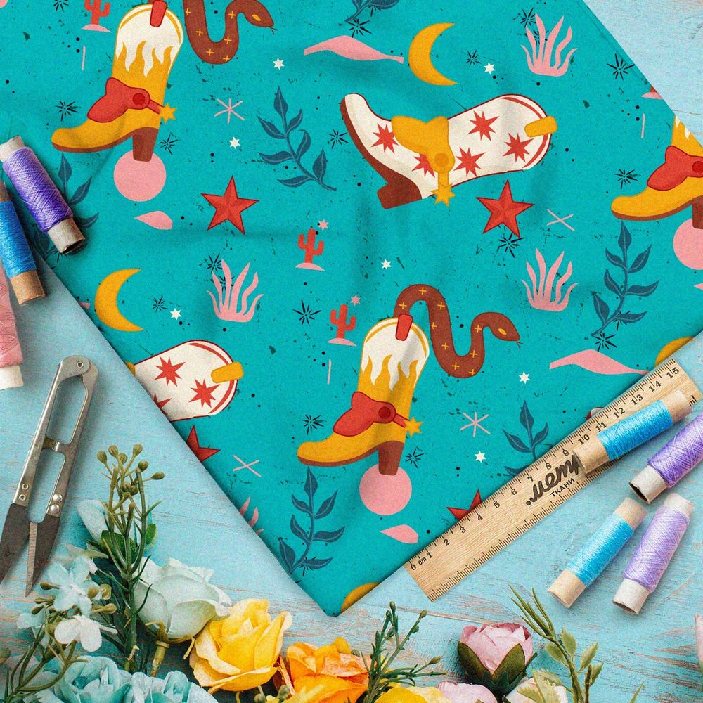 Ткань габардин сапоги ковбоя и змеи на бирюзовом фоне