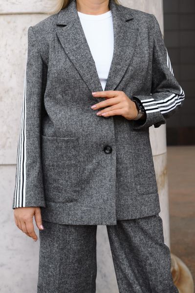 Брючный костюм коричневый с лампасами