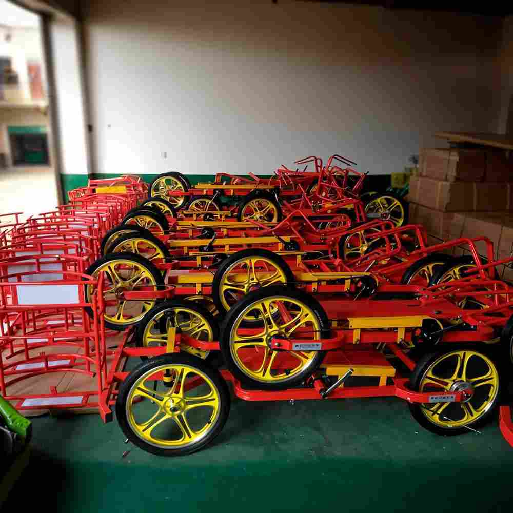 Семейный велосипед, четырёхместный, красный