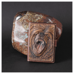 Кожаная обложка на паспорт «Медведь»