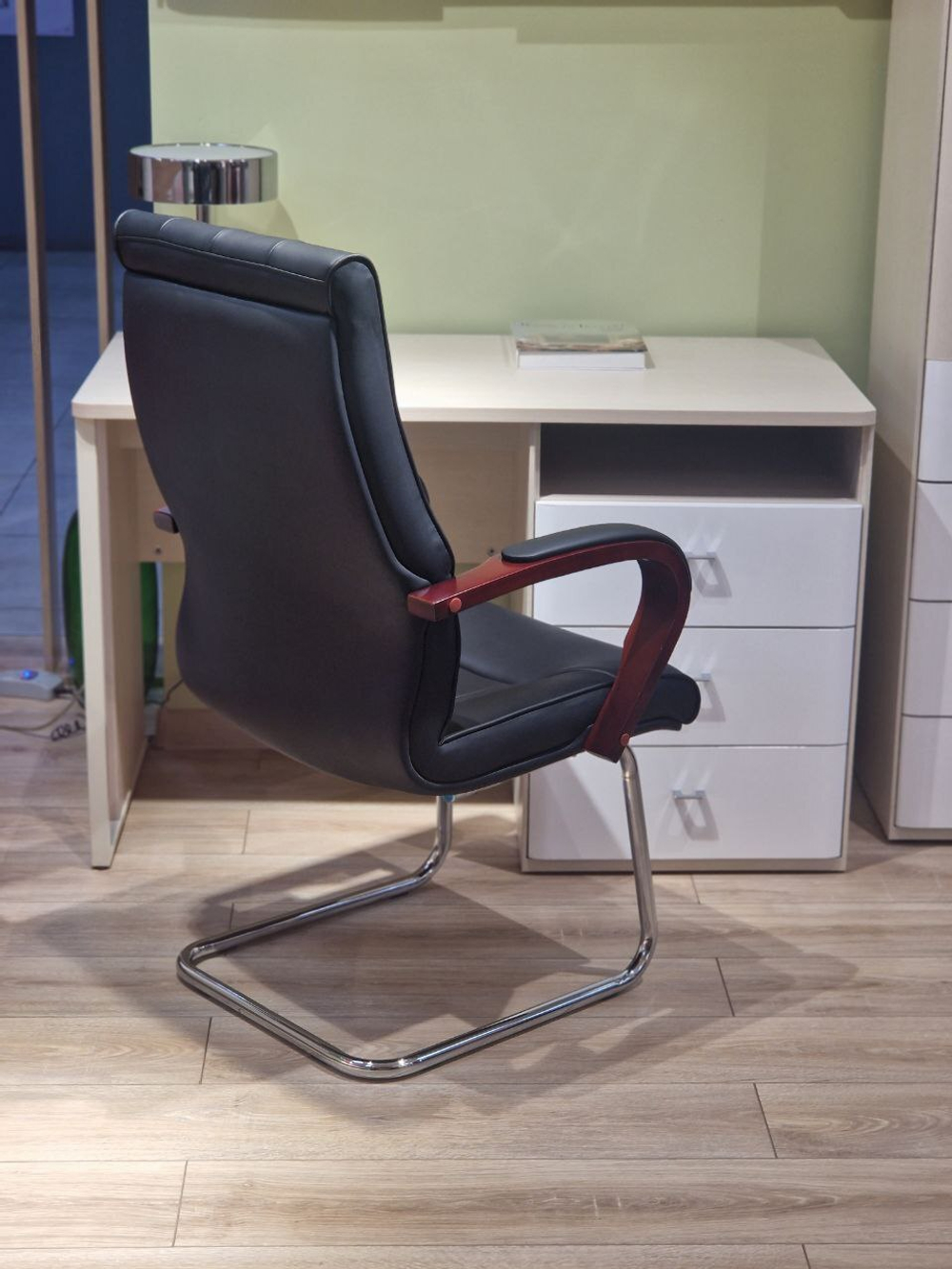 Кресло офисное 2338B 582045 Black color LEATHER на полозьях