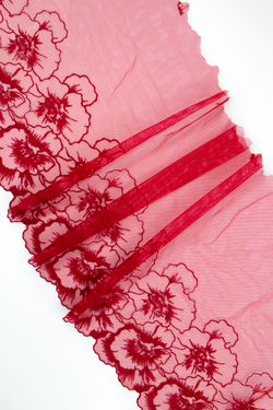 Вышивка на сетке красная (правая и левая сторона)