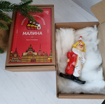 Клоун в красно- белом костюме