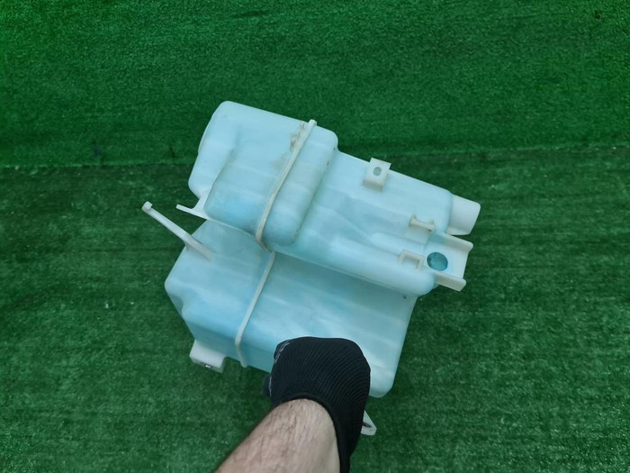 Бачок омывателя Toyota Camry xv70 (2017-н.в.)