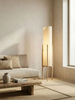 Напольный светильник из дерева в стиле Japandi рядом с диваном