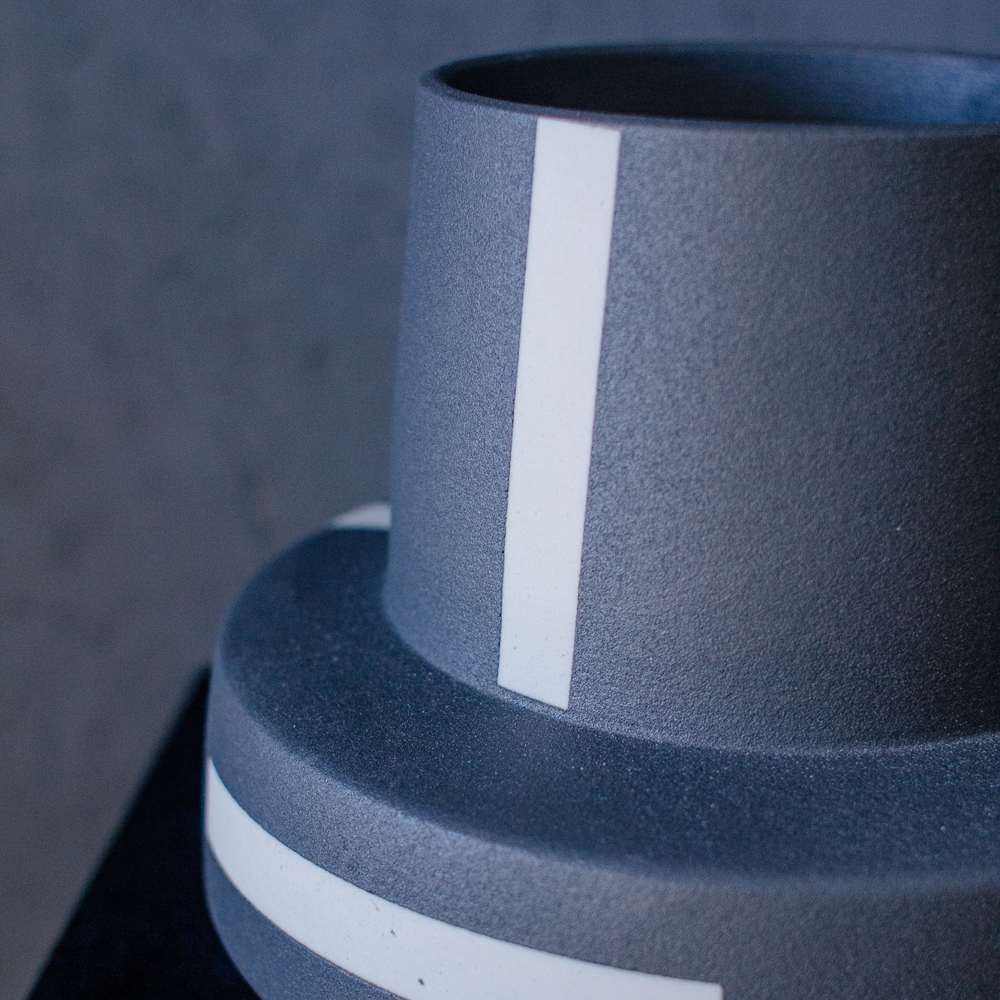1. Широкая графитовая керамическая ваза