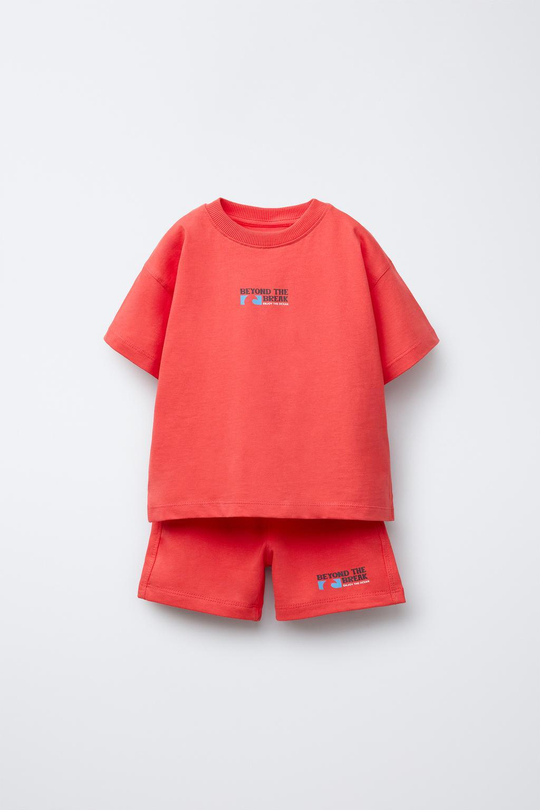 ZARA КОМПЛЕКТ ИЗ ФУТБОЛКИ И ШОРТОВ-БЕРМУДОВ С НАДПИСЬЮ, КОРАЛЛОВЫЙ