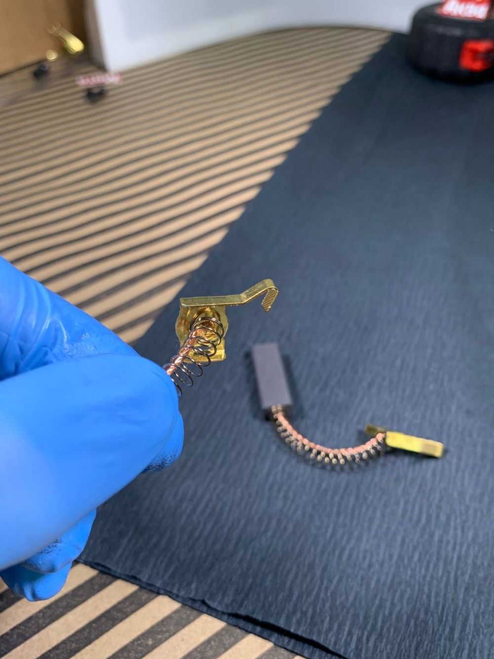 Щетки угольные для двигателя пылесоса 11*6,5*35 с пружиной