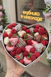 Малина и клубника в шоколаде