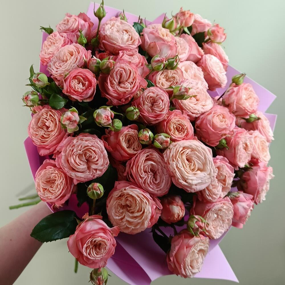 Букет из 9 кустовых розовых пионовидных роз в фоамиране