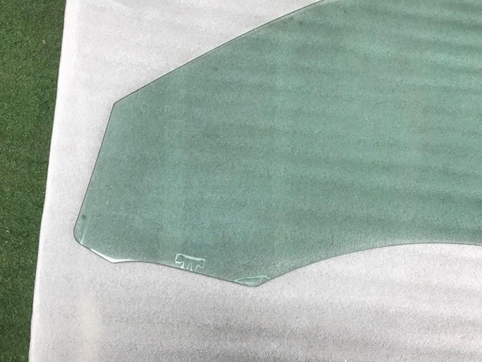 Стекло двери переднее правое Mercedes C w205 14-23