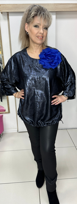 Нарядный блузон-туника с брошью-цветком