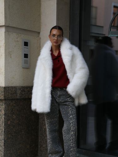 Женская короткая белая шуба