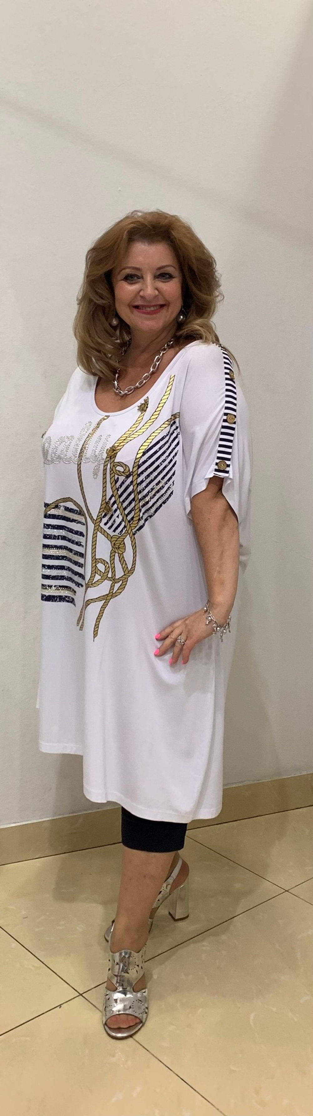 Стильная белая туника-безрукавка с оригинальным изображением