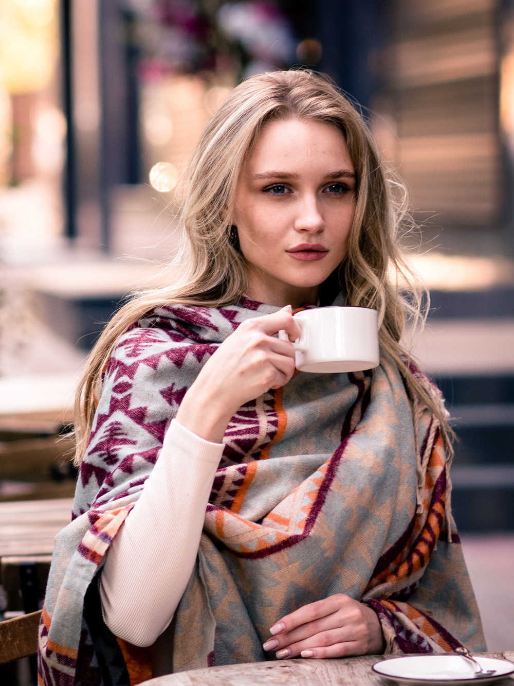 Теплый палантин с орнаментом