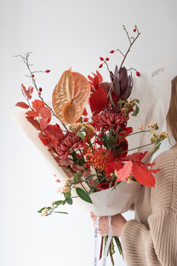 купить дизайнерский букет в пряной, янтарно-винной гамме