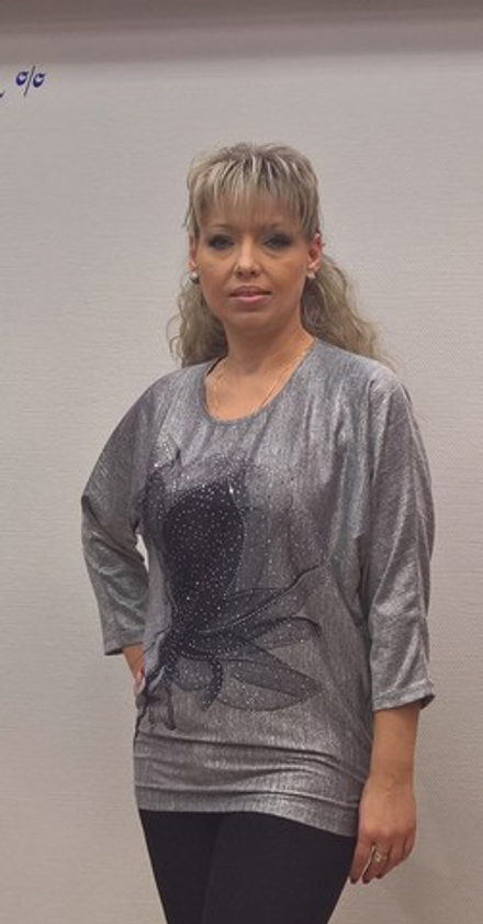 Серо-бежевый блузон с оригинальным принтом