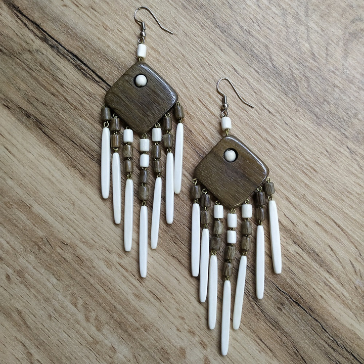 Серьги Огонек, дерево, цвет темно-кор., молочный, 35x105 мм