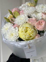 Букет с нежно-розовой кустовой пионовидной розой, хризантемой и пионами в оформлении