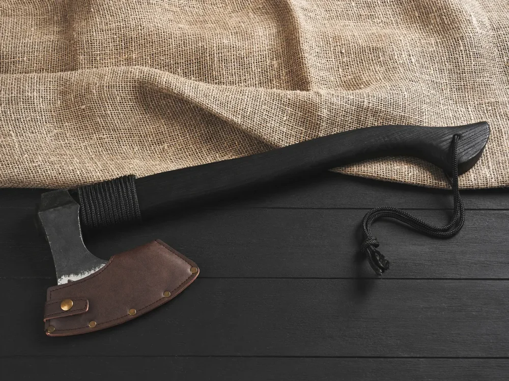 Кованый топор "Брату от брата", гравировка "Волк", рукоять черный мореный ясень