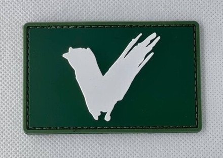 шеврон V 5x8 см ПВХ олива с белым