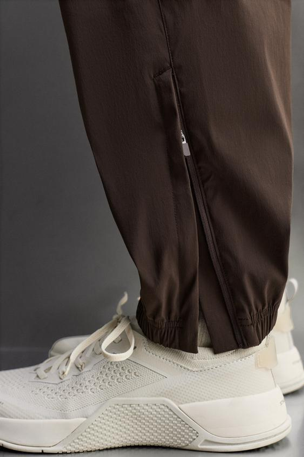 ZARA ФУТБОЛЬНЫЕ БРЮКИ ИЗ ВЫСОКОТЕХНОЛОГИЧНОЙ ТКАНИ В СТИЛЕ КОЛОР-БЛОК, БУРГУНДИ