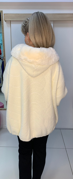 Белый жакет-куртка из альпака с капюшоном