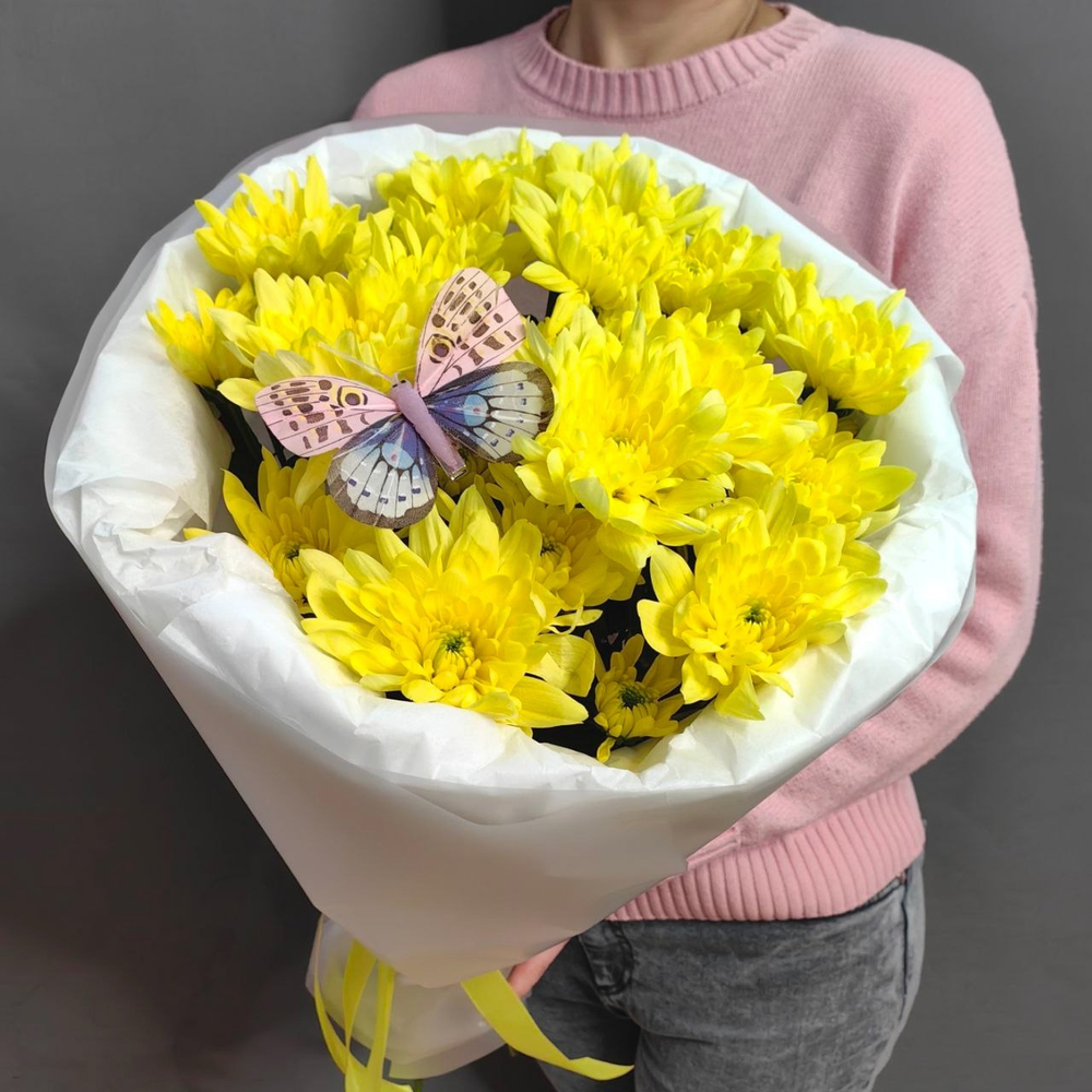 Букет из 5 кустовых хризантем сорта "BALTICA YELLOW" с бабочкой